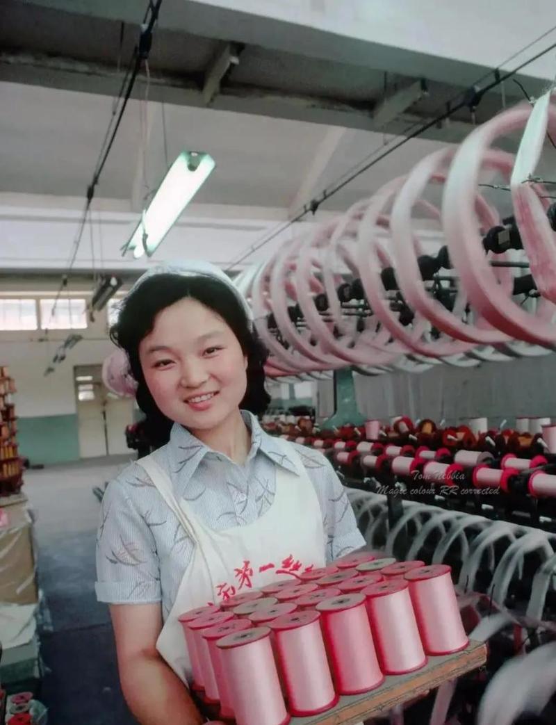 这张照片照的是1982年西安一家丝绸厂的一个纺织女工,这是个美丽的